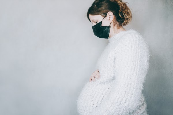 pregnant woman wearing face mask to protect from COVID-19